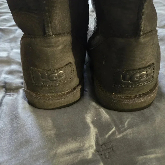 Ugg | Short Black Uggs Sz 3 - Picture 6 of 6